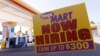 ARCHIVO: Un cartel anuncia puestos de trabajo en una gasolinera de San Diego, California, el 9 de noviembre de 2021.