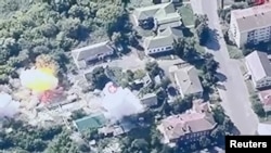 Дым поднимается от взрывов во время украинского удара по Глушково в Курской области. Ukraine's Air Force Commander Mykola Oleshchuk/via REUTERS