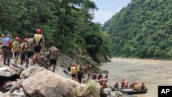 ​ເຈົ້າ​ໜ້າ​ທີ່​ທະ​ຫານ​ບົກ ເນ​ປານ ດຳ​ເນີນ​ປະ​ຕິ​ບັດ​ການ​ຄົ້ນ​ຫາ​ຜູ້​ລອດ​ຊີ​ວິດ ຫຼັງ​ຈາກ​ລົດ​ເມ​ສອງ​ຄັນ​ຖືກ​ພັດ​ຕົກ​ແມ່​ນ້ຳ​ໃກ້​ກັບ​ເມືອງ ຊີ​ມາ​ລ​ຕາ​ລ, ປະ​ມານ 120 ກິ​ໂລ​ແມັດ​ທາງ​ພາກ​ຕາ​ເວັນ​ຕົກ​ຂອງ​ນະ​ຄອນຫຼວງ ກັດ​ມານ​ດູ, ເນ​ປານ, 13 ກໍ​ລະ​ກົດ 2024.
