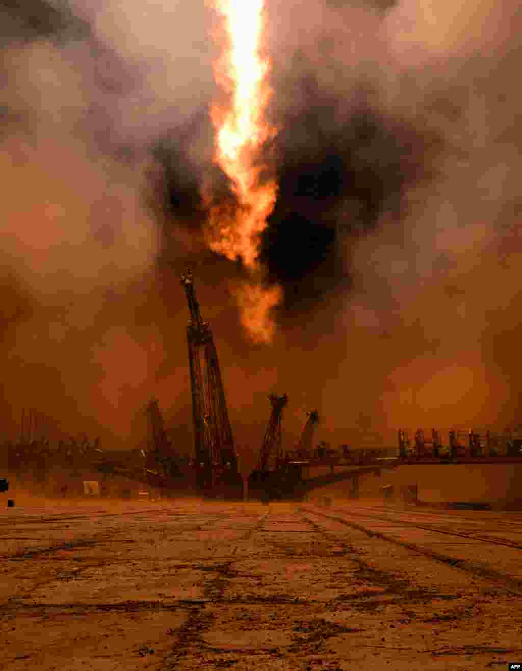 Roket Soyuz-FG Rusia yang membawa astronot AS Steven Swanson, serta kosmonot Rusia Alexander Skvortsov dan Oleg Artemyev lepas landas dari kosmodrom Baikonur, Kazakhstan.