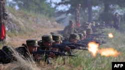 Северокорейские военные во время учебной стрельбы. Сентябрь 2024 г. (архивное фото)