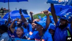 Apoiantes do partido da oposição sul-africano, Aliança Democrática, reúnem-se em Pretória, no sábado, 17 de fevereiro de 2024, para o lançamento do seu manifesto nacional em antecipação das eleições gerais de 2024.