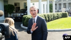 El secretario general de la OTAN, Jens Stoltenberg, habla con los medios de comunicación fuera del Ala Oeste de la Casa Blanca en Washington, el 17 de junio de 2024, tras una reunión con el presidente de Estados Unidos, Joe Biden.