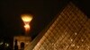 La llama olímpica asciende en un globo en París en la inauguración de los Juegos Olímpicos 2024.