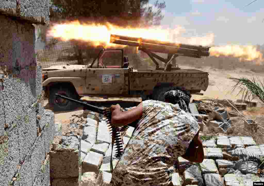 Pasukan Libya yang bersekutu dengan pemerintah yang didukung PBB menembakkan senjatanya selama pertempuran dengan pejuang-pejuang Islamic Stat (IS) di Sirte, Libya. 
