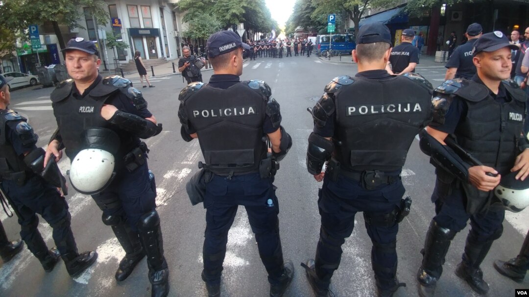 Policija sprečava radikale i desničare da dođu do mesta održavanja festivala Mirdita - dobar dan, u Beogradu, 30. maja 2018. (Foto: Veljko Popović, Glas Amerike)