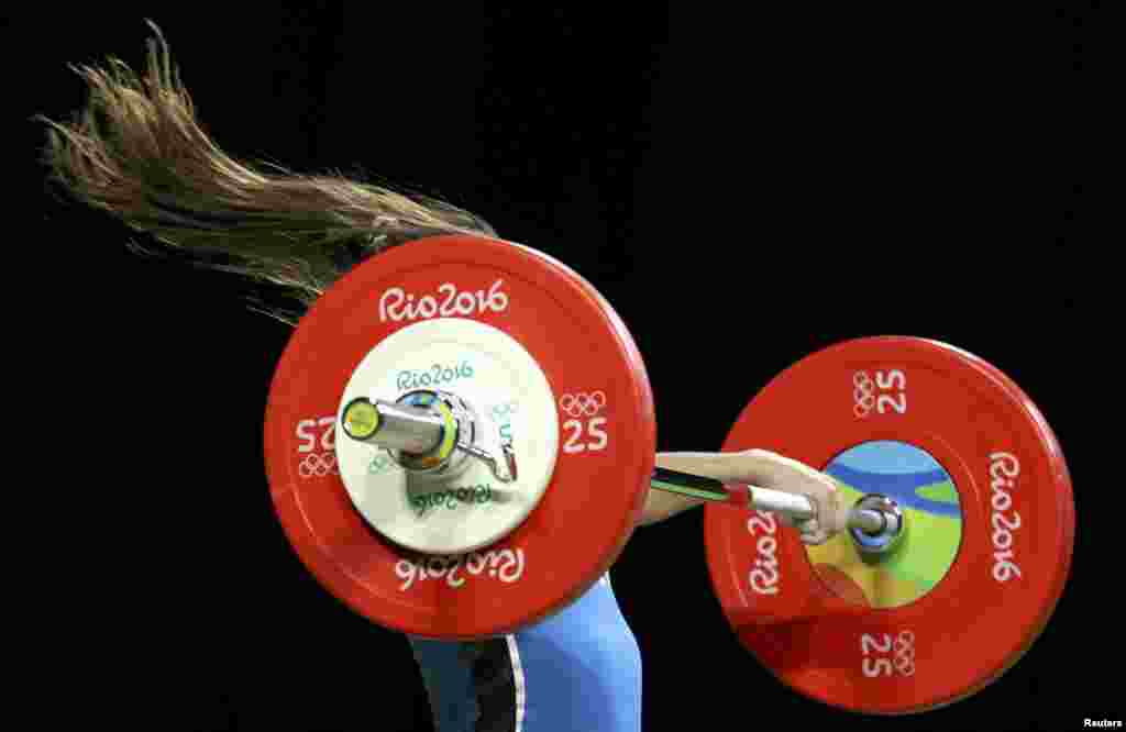 Joana Palacios (ARG) of Argentina competes in the women'ts 63kg weightlifting final at the Rio 2016 Olympic Games in Rio de Janeiro, Brazil.