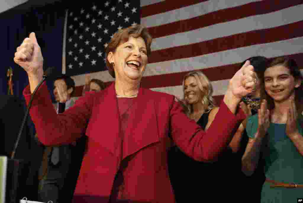 Thượng nghị sĩ Jeanne Shaheen của đảng Dân chủ ăn mừng chiến thắng tại Manchester, New Hampshire, sau khi tái đắc cử nhiệm kỳ hai, ngày 4/11/2014.