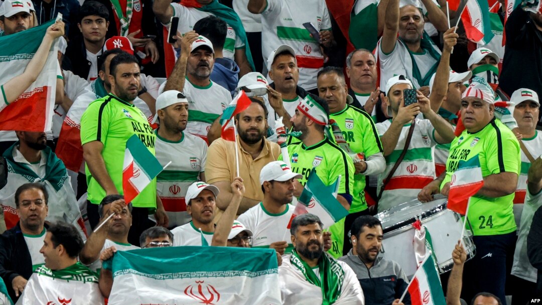 تماشاگران حکومتی  در  ورزشگاه اجوکیشن سیتی دوحه، پیش از دیدار سوم ایران در مرحله گروهی جام ملتهای آسیا مقابل امارات
