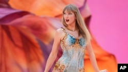 Taylor Swift durante su presentación en el estadio de Wembley el viernes 21 de junio de 2024, en Londres, como parte de su gira mundial Eras Tour.