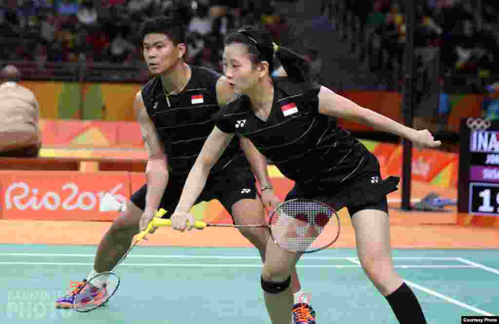 Atlet bulutangkis Indonesia Praveen Jordan dan Debby Susanto dalam sebuah pertandingan Olimpiade 2016 di Rio de Janeiro. (Yves Lacroix/Badminton Photo)