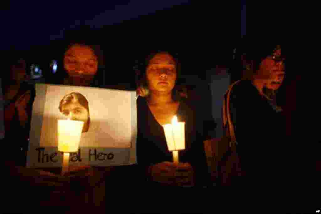 Học sinh Nepal thắp nến cầu nguyện để bày tỏ sự ủng hộ dành cho Malala Yousufzai ở Katmandu, Nepal, ngày 15 tháng 10, 2012.