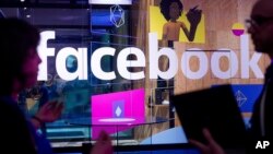 Nhân viên hội nghị phát biểu trước gian hàng của Facebook tại hội nghị phát triển hàng năm F8 ở San Jose, California, ngày 18/4/2017.