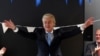Politisi sayap kanan Belanda Geert Wilders bertemu dengan para anggota partainya, PVV, di Parlemen Belanda di Den Haag, pada 23 November 2023. (Foto: Reuters/Yves Herman)