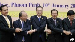 PM China Li Keqiang (tengah) di antara rekan sejawatnya (dari kiri): Nguyen Xuan Phuc (Vietnam), Prayuth Chan-o-cha (Thailand), Hun Sen (Kamboja) dan Thongloun Sisolith (Laos), di Phnom Penh, Kamboja, 10 Januari 2018. 