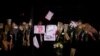 Flores, notas y juguetes se exhiben frente a una escuela luego de la violación y asesinato de una niña de 14 años en Tonneins, Francia, el 21 de noviembre de 2022.