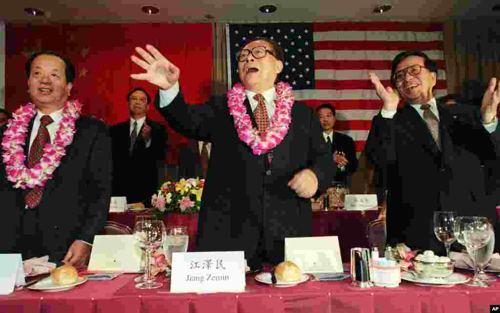 1997年11月2日,中国主席江泽民及其特别助理、中央书记处书记曾庆红,以及副总理钱其琛在美国南加州华裔美国人社区的欢迎宴会上挥手致意