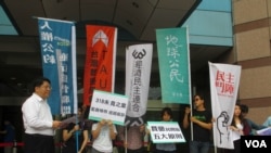 台湾公民团体前往民进党中央表达诉求