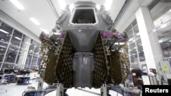 Побудова космічного корабля Crew Dragon в штаб-квартирі SpaceX в Каліфорнії