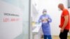 Un letrero en la puerta muestra el lote de la vacuna AstraZeneca que se usa actualmente en un centro de vacunación en Bucarest, Rumania, el 7 de abril de 2021.
