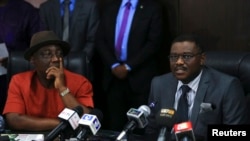 Bộ trưởng Y tế Nigeria Onyebuchi Chukwu (phải) nói với giới truyền thông về vụ bột phát virut Ebola ở Nigeria