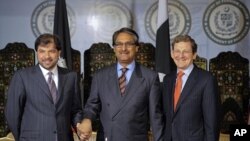 Ðặc sứ Mỹ Mark Grossman (phải), Thứ trưởng Ngoại giao Pakistan Jalil Abbas Jilani (giữa) và Thứ trưởng Ngoại giao Afghanistan Jawid Luddin trước cuộc họp tại Islamabad, ngày 27 tháng 4, 2012