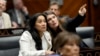 Las representantes estatales de Arizona, las demócratas Stephanie Stahl Hamilton y Lydia Hernandez, durante un debate en el Capitolio, el martes 4 de junio de 2024, en Phoenix. 