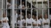 Reclusos asisten a una clase de comportamiento social desde sus celdas en la megaprisión en Tecoluca, El Salvador, el 12 de octubre de 2023.