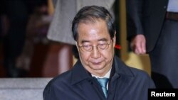 Việc luận tội quyền Tổng thống Hàn Quốc, Han Duck-soo, diễn ra chưa đầy hai tuần sau khi các nhà lập pháp luận tội Tổng thống Yoon Suk Yeol.