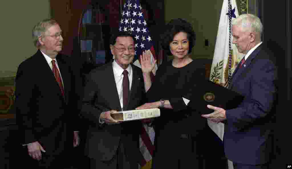 在白宫园区的艾森豪威尔行政大楼里，美国交通运输部长赵小兰在彭斯副总统主持下宣誓就职，她的父亲手持圣经，她的丈夫，美国参议院共和党领袖米奇&middot;麦康奈尔在场（2017年1月31日）