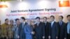 Pimpinan PT Pilar Sinergi BUMN Indonesia Sahala Lumban Gaol (kiri) bersalaman dengan Yang Zhongmin (kanan), Chairman of Board China Railway International Co. Ltd, seusai peresmian rencana pembangunan HSR Jakarta-Bandung, di Hotel Pullman, Jakarta, 16 Oktober 2015 (Foto: VOA/Andylala)