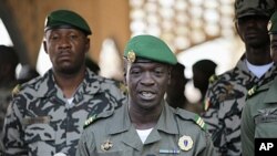 Thủ lĩnh phe quân nhân, Đại tá Amadou Sanogo, phát biểu tại một cuộc họp báo ở Kati