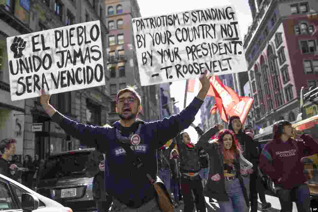 Manifestantes cantam palavras de ordem enquanto marcham pela 5ª Avenida em Nova Iorque, durante um protesto contra o Presidente-eleito Donald Trump. Nov. 12, 2016.