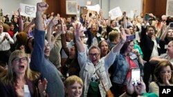 Los partidarios del derecho al aborto aplauden mientras ven los resultados de las elecciones, el martes 7 de noviembre de 2023, en Columbus, Ohio, EEUU.