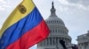 Un venezolano sostiene una bandera frente al Congreso de EEUU, en Washington DC.