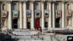 Để giữ đức tin đúng đắn, Tòa thánh Vatican cho biết tro và các mảnh xương không thể được giữ tại nhà, vì điều đó tước đi của cộng đồng Công giáo việc cùng tưởng nhớ người đã khuất.