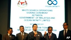 Waziri wa Usafiri wa Malaysia Liow Tiong Lai (kati) akiongea katika mkutano wa waandishi wa habari juu ya uchunguzi wa ndege iliyopotea MH370