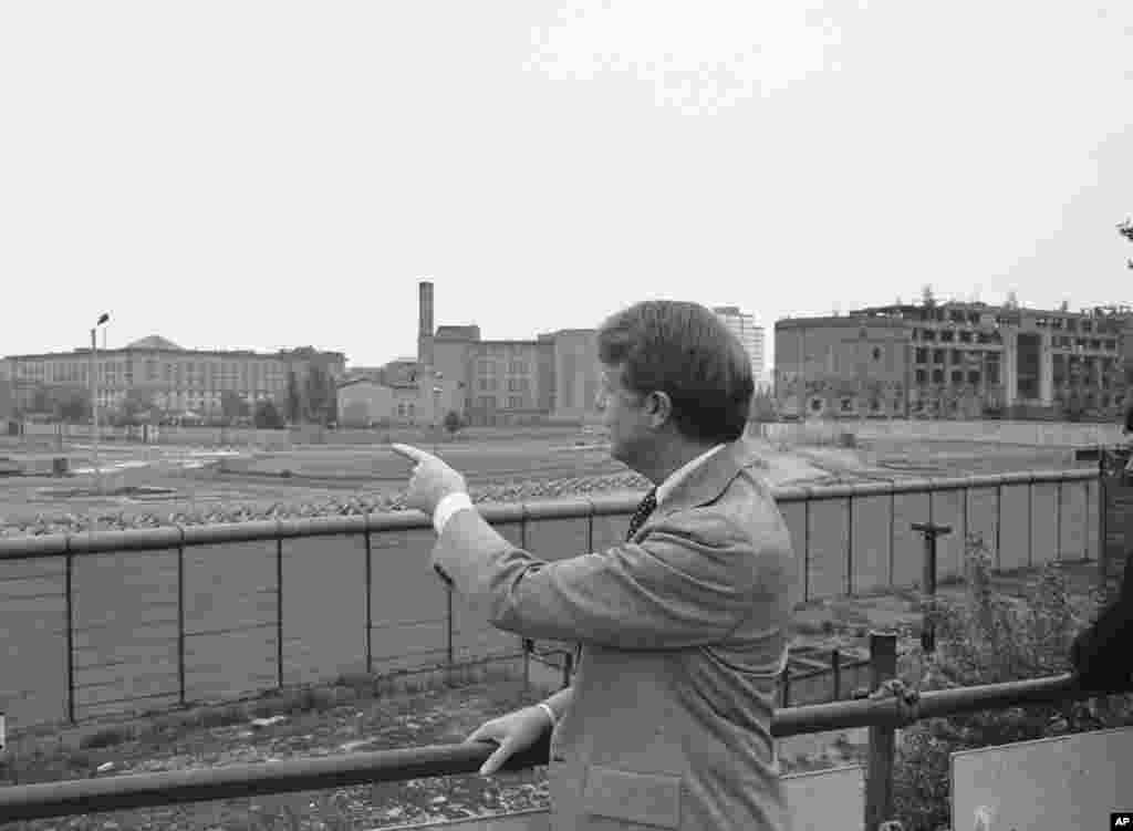 20 мая 1973 года. Какой бы ни была любовь Картера к родному Плейнсу, он активно путешествовал еще в годы своего губернаторства. Так, например, на этом фото — Картер показывает в сторону Берлинской стены и восточной, занятой советскими силами, части германской столицы. Позже, в годы президентства, он посетит многие страны Европы, доберется до Японии и Южной Кореи, отправится с визитом в Иран, Саудовскую Аравию и десятки других стран.