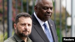 Міністр оборони США Ллойд Остін і президент України Володимир Зеленський йдуть після відвідування церемонії покладання вінків до Національного меморіалу Пентагону 11 вересня в Арлінгтоні, штат Вірджинія, США, 21 вересня 2023 р. REUTERS/Elizabeth Frantz