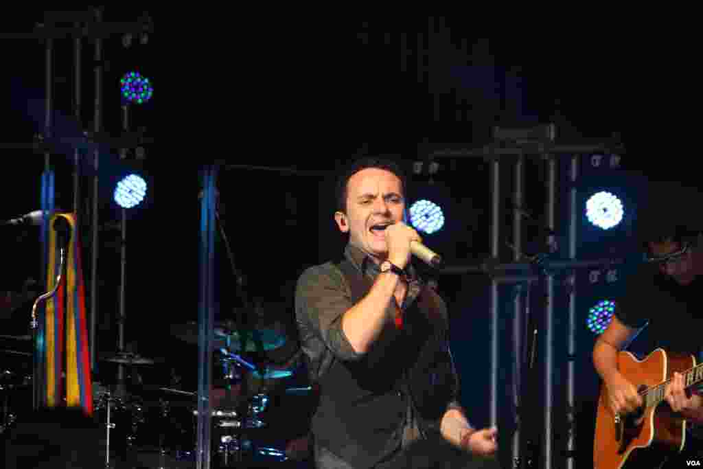 El cantante presentó a su hija Paz durante el concierto.