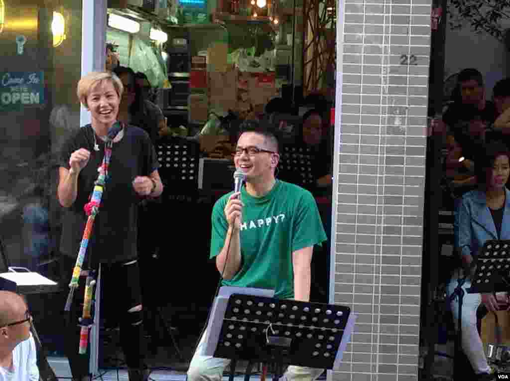 藝人何韻詩辦有種港人音樂會回應恐懼 ,黃耀明現身撐場。 (美国之音海彦拍摄)