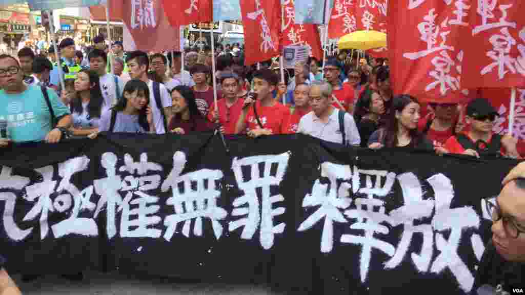 香港萬人大遊行,聲援被上訴庭加刑重判的闖立法會案13位抗爭者及闖公民廣場案雙學三子 。