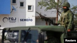 Vojnici ispred mrtvačnice u koju su prebačena tijela ubijenih Amerikanaca (Foto: Reuters/Daniel Becerril)