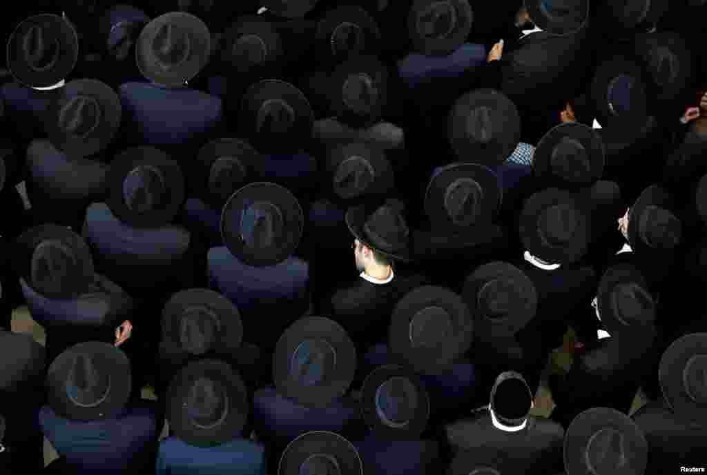 Ultra-Orthodox Jewish men take part in the funeral ceremony of Rabbi Moshe Mordechai Chadash, head of the "Or Alhanan" Jewish Seminary, in Jerusalem.