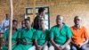 Quatre journalistes du média indépendant burundais Iwacu Press Group et leur chauffeur comparaissent devant la Haute Cour de Bubanza, à l'ouest du Burundi, le 30 décembre 2019. Ils étaient accusés de complicité d'atteinte à la sécurité intérieure de l'Etat. (Photo: AFP)