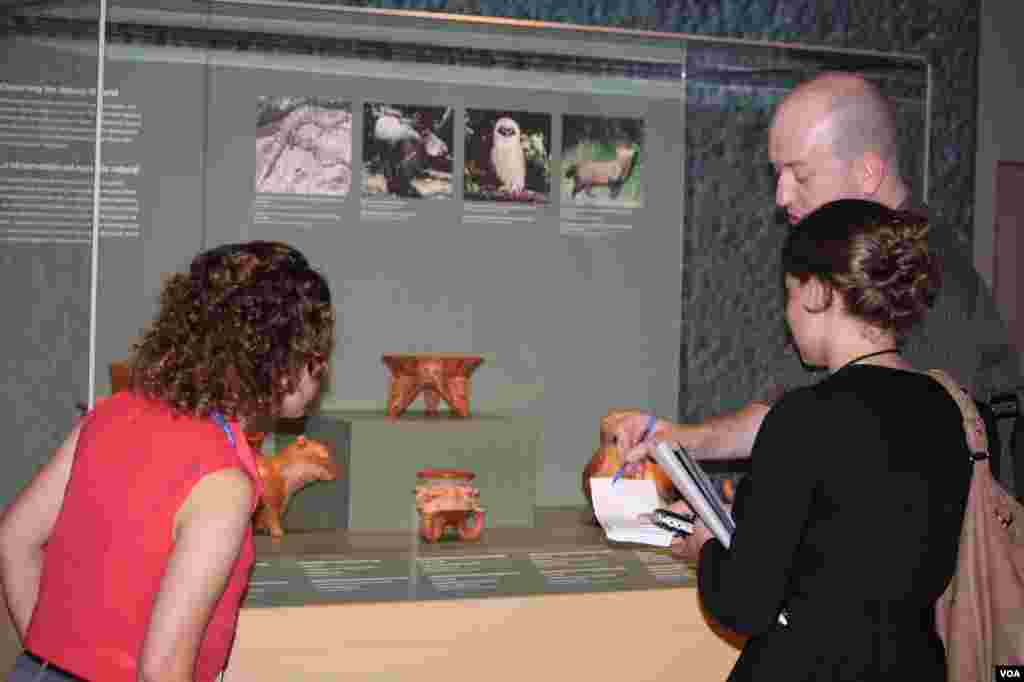 Curador y Director de Exposiciones en el Centro Latino, Ranald Woodaman, describe el diseño pintado al interior de las piezas y su significado. 