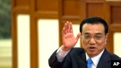 李克強在人民大會堂金色大廳回答中外記者提問