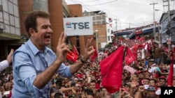 El candidato presidencial de la Alianza de Oposición de Honduras, Salvador Nasralla, saluda a seguidores frente al Tribunal Supremo Electoral en Tegucigalpa. Los primeros resultados parciales muestran a Nasralla con una sorpresiva ventaja de cinco puntos sobre el presidente actual Juan Orlando Hernández.