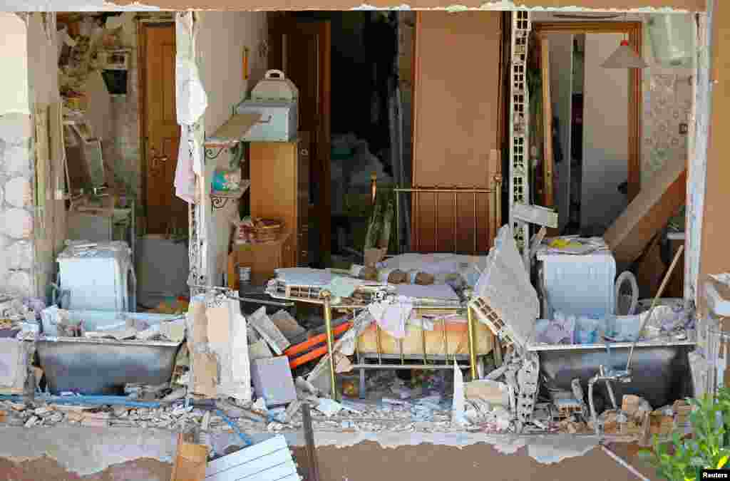 Rumah yang hancur akibat gempa di Amatrice, Italia tengah (25/8).(Reuters/Stefano Rellandini)
