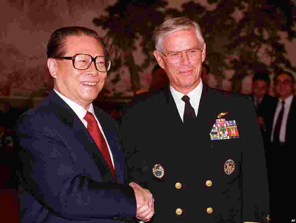 1997年12月12日美军太平洋司令部司令普理赫在北京和中国主席江泽民握手。后来普理赫担任了驻华大使,任期从1999年到2001年。